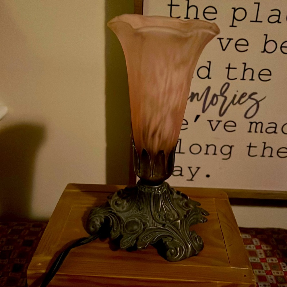 Elegant Victorian style accent lamp